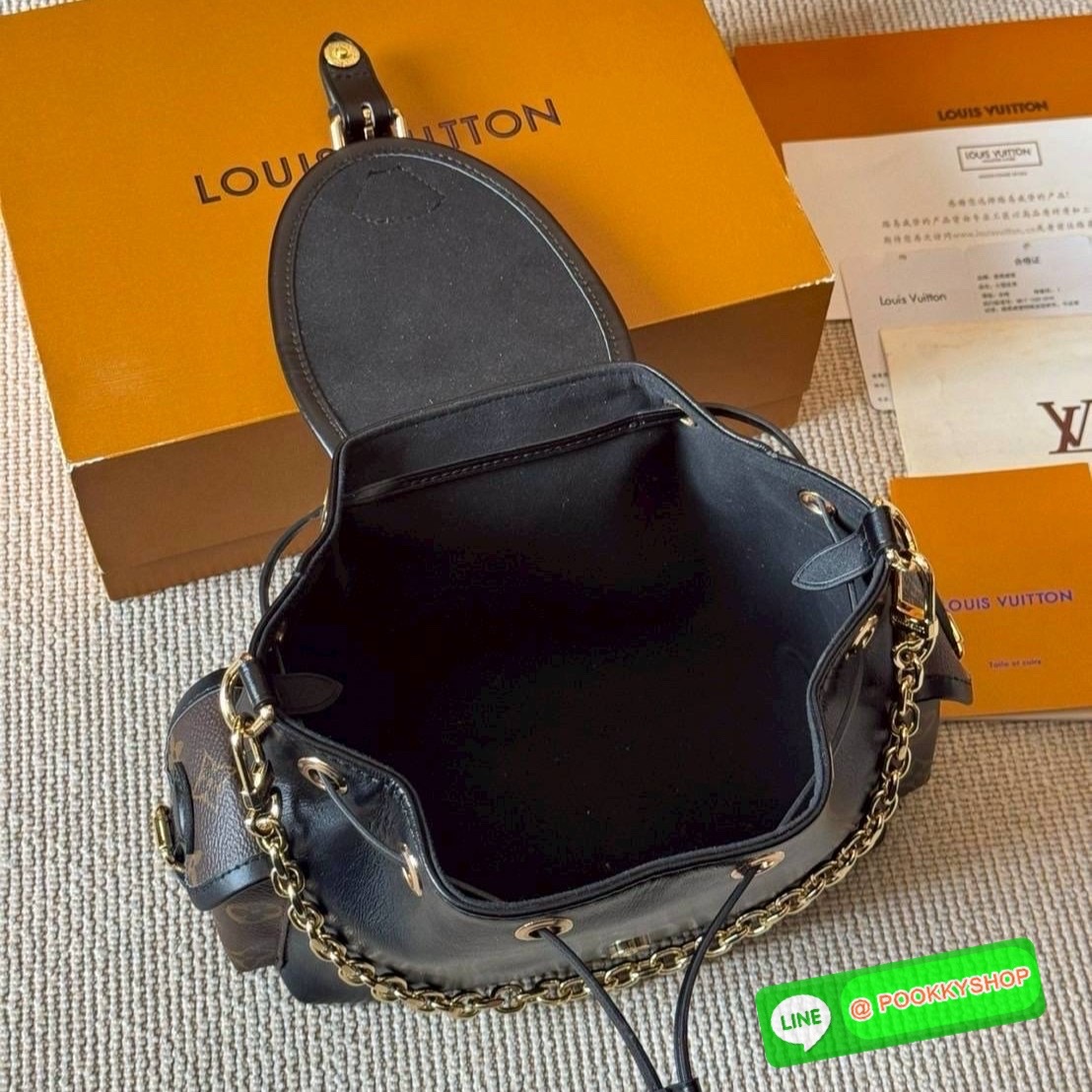 LV Odyssee bag Monogram Canvas กระเป๋าสะพายดีไซน์ใหม่งานหนังแคนวาสแท้ คอลเลกชันประจำฤดูกาล Pre-Fall 2025 ออกแบบมาเพื่อเชิดชูมรดกล้ำค่าที่สืบทอดจากรุ่นสู่รุ่น ดีไซน์ทันสมัยใช้งานได้ทุกวัน Monogram แคนวาสเป็นเอกลักษณ์ ยกระดับด้วยตัวล็อกสีทองและสายโซ่ตกแต่งแ