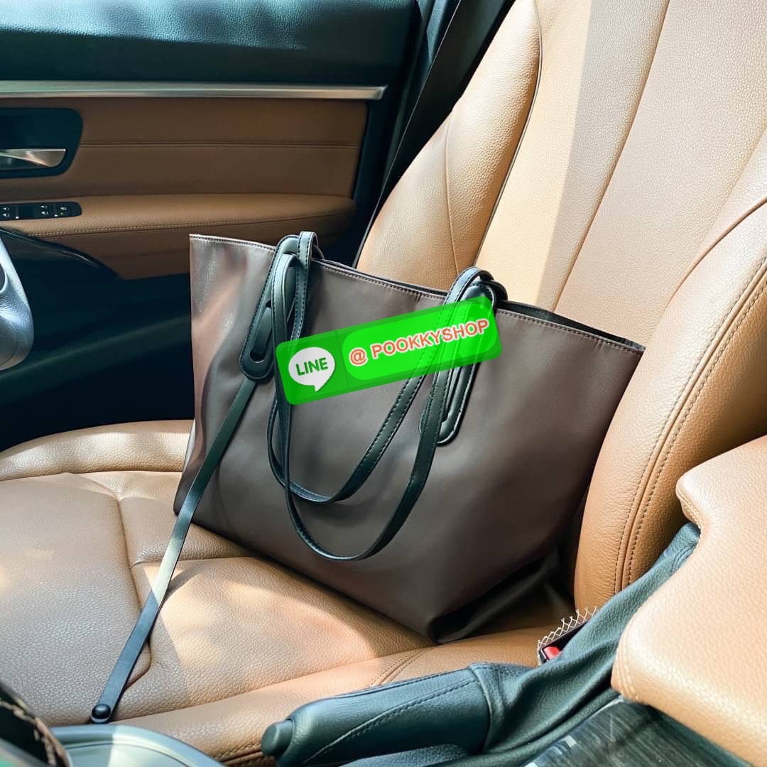 มองหากระเป๋าใบใหญ่แต่น้ำหนักเบาอยู่ไหมคะ ทรงเรียบแต่สวยดูดีมาก ดีไซน์น้อยแต่มาก ใบนี้เป็นสีพื้นที่ดูสวยแพงค่ะ สะพายไหล่แล้วดูเพรียวบาง วัสดุไนล่อน reflect เล่นแสงเงา กับรุ่น นอริส (Noris) ด้านในบุผ้าโพลีเอสเตอร์อย่างดี งานเย็บปราณีตมากค่ะใบนี้ มาพร้อมกระเ