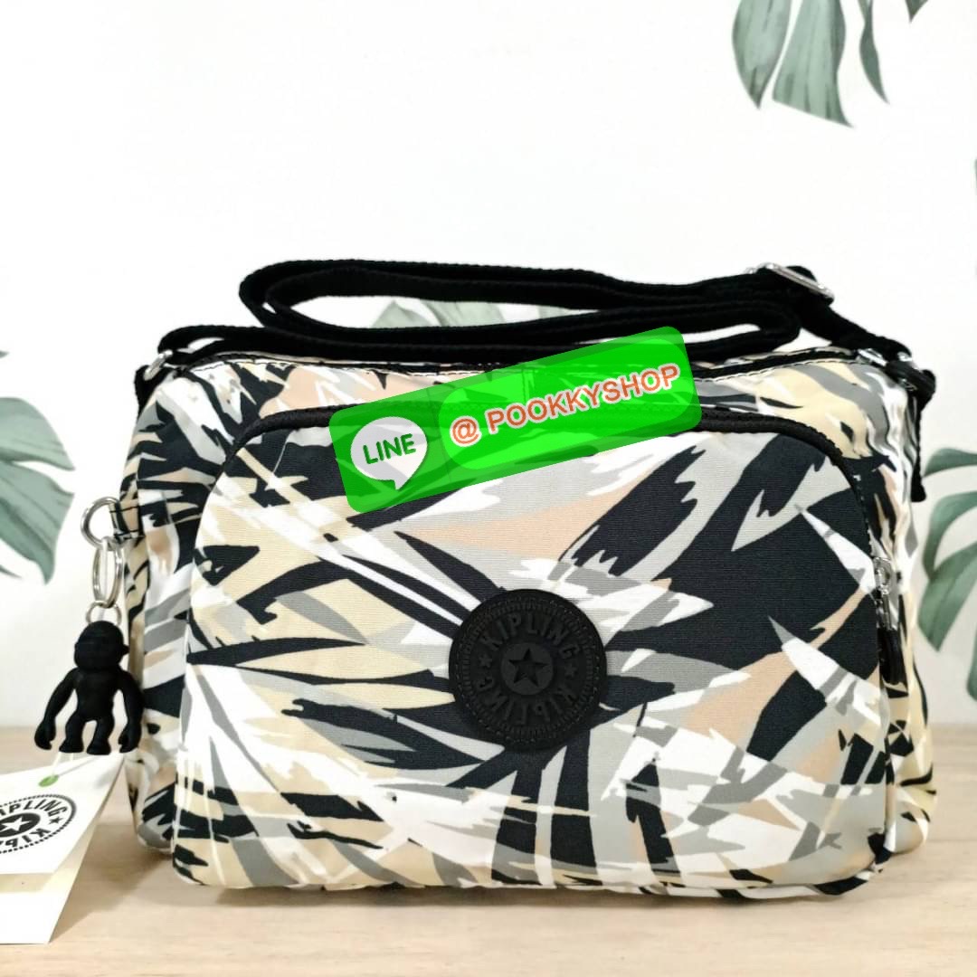KIPLING RETH CROSSBODY BAG วัสดุ Nylon+polyester กระเป๋าสะพายข้างหรือ สะพาย Crossbody ได้ เปิด-ปิด ด้วยซิปปั๊มแบรนด์ที่หางซิป พร้อมช่องช่องหน้าแยกใส่ของใช้เล็กๆ น้อยๆ ได้ ช่องหลัก 2 ช่อง ด้านในโล่งกว้าง สามารถจุสัมภาระได้เยอะ มีช่องซิปด้านในและสายคล้องพวง