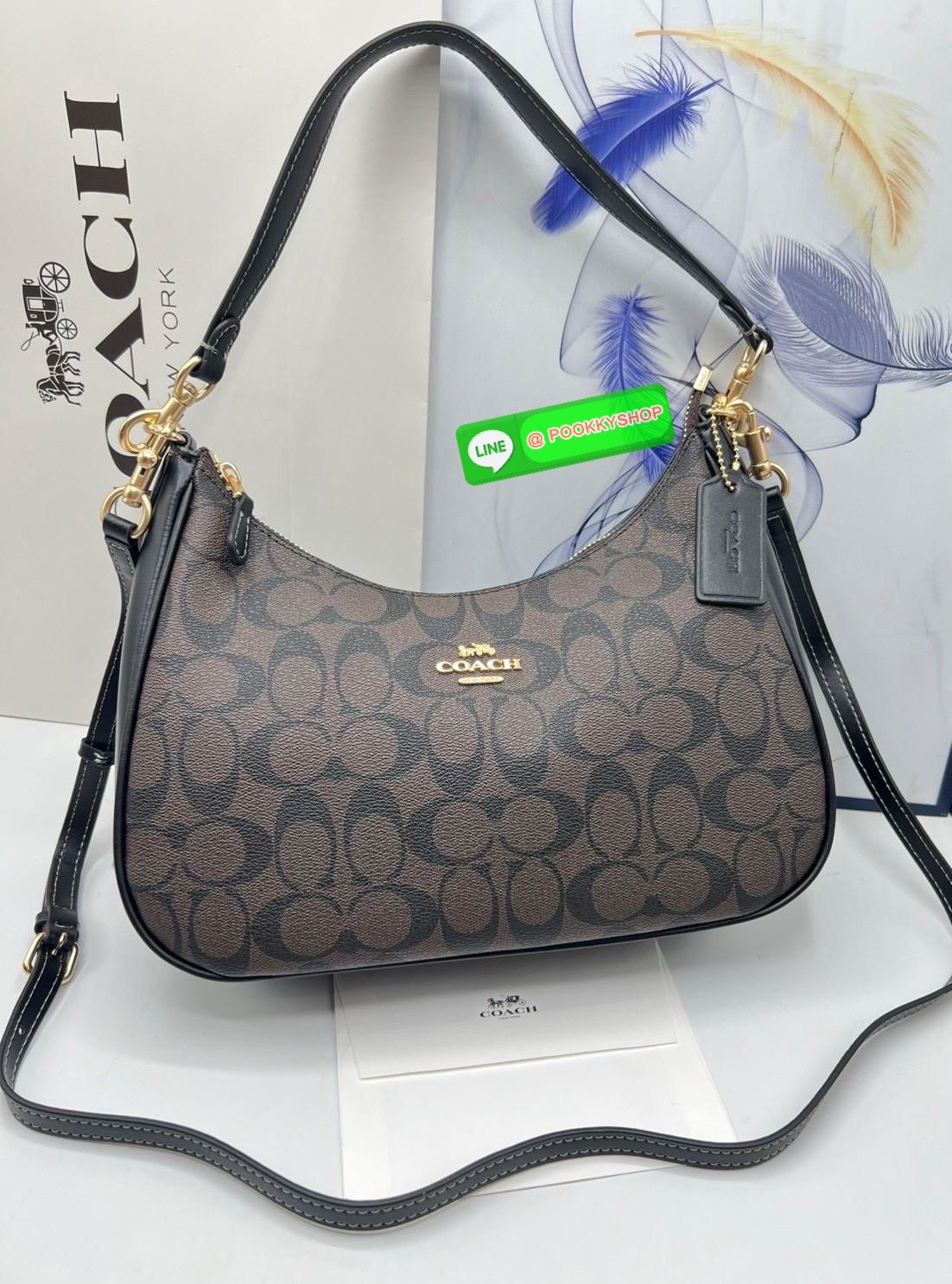 Coach Teri Hobo In Signature Canvas กระเป๋าคล้องไหล่และสะพายข้าง วัสดุแคนวาส+หนังแท้ เปิด-ปิดกระเป๋าแบบซิป ภายในโล่ง มีช่องซิป1ช่อง ช่องใส่ของจุกจิกอีก1ช่อง ด้านหลังมีช่องซิป1ช่อง มีสาย2เส้น สำหรับคล้องไหล่และสะพายข้าง