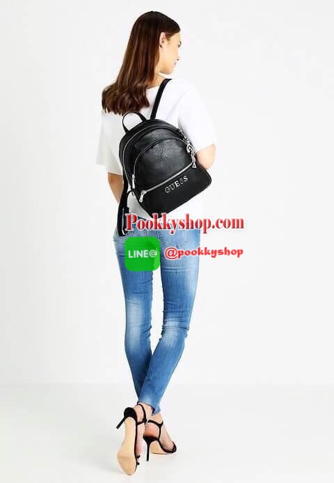 Don't Miss! GUESS WOMAN'S FACTORY BACKPACK กระเป๋าเป้ขนาดกำลังดีวัสดุหนังแกะสังเคราะห์นิ่มสวยน้ำหนักเบา มีหูหิ้วเเละสายสะพายหลังเลื่อนปรับได้ ด้านหน้ามีโลโก้และช่องซิป เปิดปิดด้วยซิปสะดวกใช้ ภายในกว้างใส่เอกสาร ipad ของใช้ได้เยอะ จะสะพายไปเรียนไ