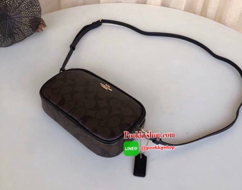 กระเป๋าสะพาย COACH เปิด - ปิดกระเป๋าด้วยซิป มีช่องใส่ของ 2 ช่องใหญ่ ด้านในมีช่องใส่ของ 1 ช่อง