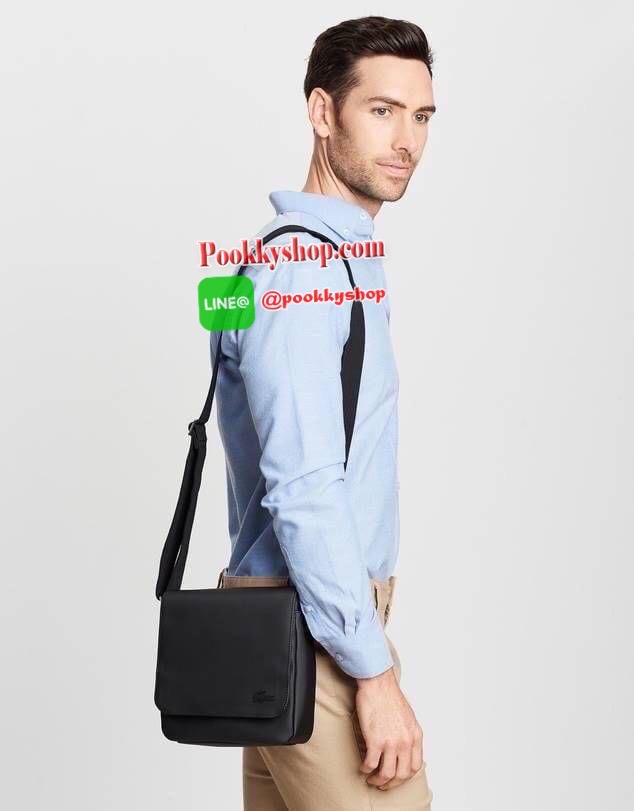 ลาคอส Classic Flap Crossover Bag จากแบรนด์ดัง หนังสวยงามตามแบบฉบับของแบรนด์ ด้านหน้ามีสัญลักษณ์จรเข้เป็นโลโก้แบรนด์ เปิดปิดด้วยกระดุมแม่เหล็ก ภายในมีช่องใส่ของเป็นสัดส่วน ขนาดกำลังดี ใส่ มินิipad , กระเป๋าสตาค์ยาวได้ สายสะพายยาวมปรับความยาวได้ฟร