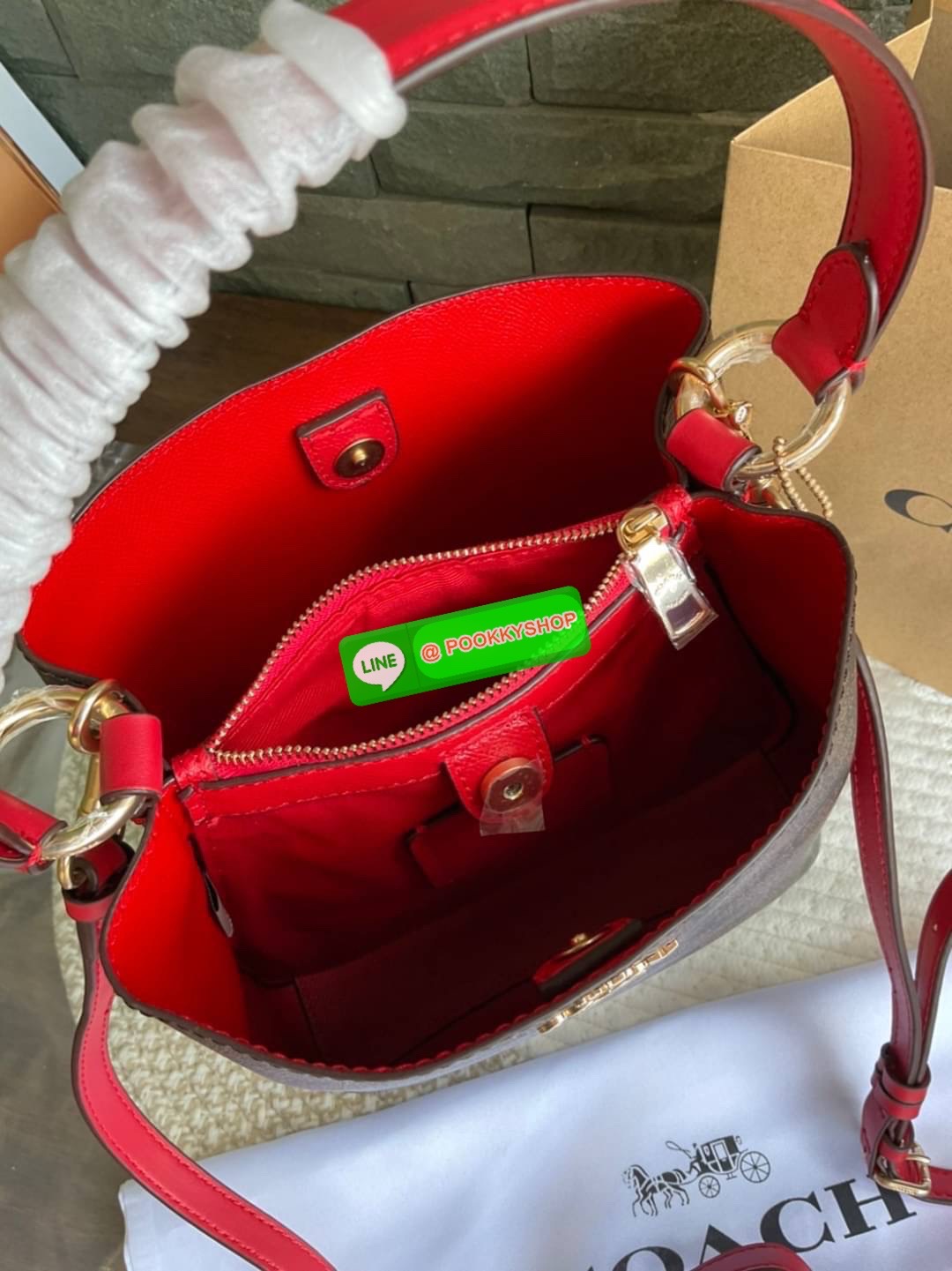 COACH SMALL TOWN BUCKET BAG IN SIGNATURE CANVAS รุ่น 2312 Collection บักเก็ตคลาสสิค รุ่นยอดนิยม กำลังมาแรงมากๆ กระเป๋าสะพายไหล่ และ Cross Body วัสดุหนังแคนวาสอย่างดี มาพร้อมสายสะพายสะพายไหล่ถอดออกไม่ได้ / สายสะพายยาว สายถอดออกได้ มี 3 ช่องใช้งาน