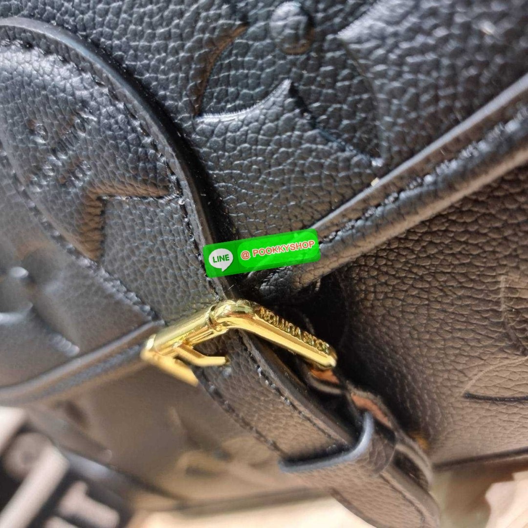 LV diane monogram empreinte bag 🔆 Details กระเป๋ามัลติฟังก์ชั่นสุดคุ้มจากเคาน์เตอร์ dutyfree ที่ดีไซน์ออกมาได้น่ารักน่าใช้มากๆ มีสายมาให้ถึง 2 แบบ สายหนังคล้องไหล่ได้ ปรับสะพายข้างได้ และสายสปอร์ตครอสบอดี้ได้ สวยลูกคุณหนูมากๆ ปรับเปลี่ยนใช้ตามลุคแ