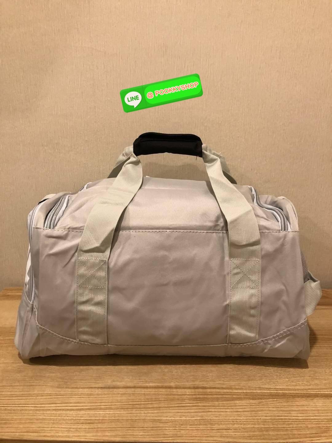 NIKE GYM BAG กระเป๋ายิมและกระเป๋าเดินทางสารพัดช่องที่มีพื้นที่ให้คุณเก็บของมากมาย ไม่ว่าจะช่องซิปคู่หลักที่กว้างใหญ่ สำหรับใส่เสื้อผ้าเดินทางได้หลายชุด ปลอดภัย ช่องรองเท้าแยก และช่องใส่ของด้านในสำหรับเก็บของมีค่า สายคล้องไหล่คู่และสายสะพายไหล่ถอดเก็บได้สา