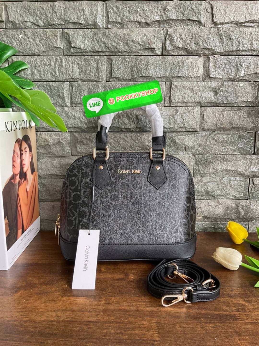 🚚 พร้อมส่ง 🚚 New arrival !! Calvin Klein Dome Mini Bag ( ขนาด 10” ) 💋สวยเก๋ ก่อนใครแน่นอนค่ะ ตามคำเรียกร้อง สวยหรูดูดีมาก สีสวยน่ารัก กระเป๋าสะพายแบบครอสบอดี้ ขนาดมินิ เป็นรุ่นที่ได้รับความนิยม แข็งแรงทนทาน จึงครองใจใครหลายคน วัสดุ