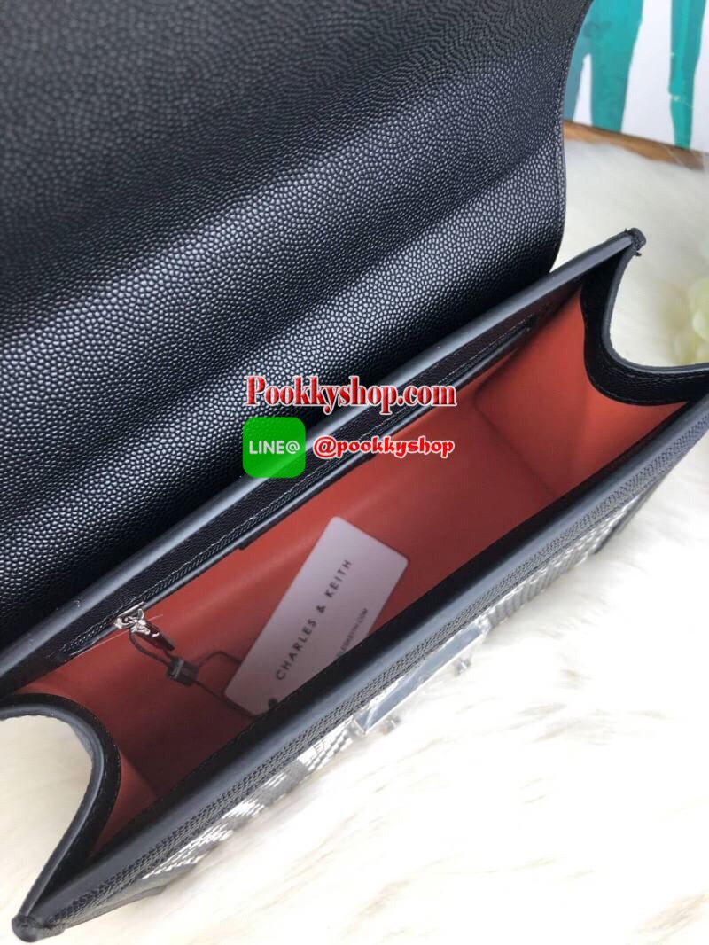 New arrival!! CHARLES & KEITH WOVEN DETAIL CLUTCH กระเป๋าสะพายอยู่ทรง ด้านหน้าเล่นดีเทลแต่งลายสายน่ารักมากๆ ด้านหลังมีช่องใส่บัตรได้ เปิดปิดด้วยตัวกดล็อก ด้านในจุของได้เยอะทีเดียวค่ะ ใส่ iPhone plus/ กระเป๋าเงินใบกลางได้สบายๆ สายสะพายยาวปรับได้ 5 ระดับเลย