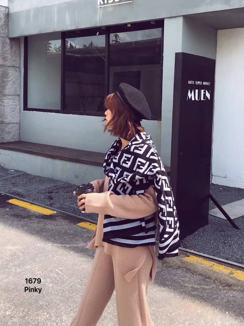 พร้อมส่ง ผ้าคลุมไหล่ fendi 1679 งานนำเข้า ผ้านุ่มมาก ใช้พันคอ คลุมไหล่ ผ้าห่มได้ มีความเก๋ตามฉบับแบรนด์ดัง หนาวนี้สาวๆสาวก fendi ต้องจัดเซตให้เข้ากันจ้า