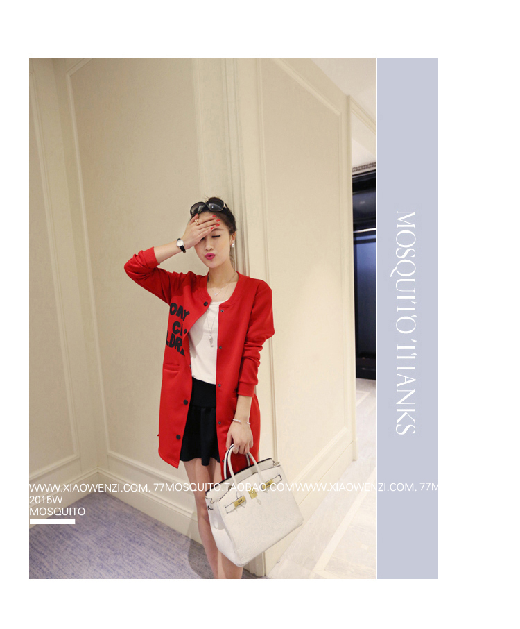 เสื้อคลุมตัวยาว มีกระเป๋า กระดุมกด ผ้าหนานิ่ม พิมพ์อีกษร ตามภาพ สีแดงสด