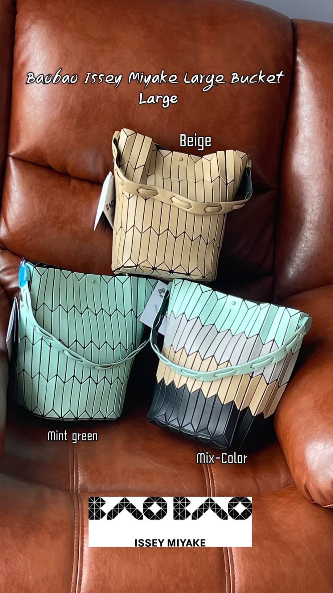 💕Baobao Issey Miyake Large Bucket กระเป๋าบัคเก็ตขนาดใหญ่สามารถใช้ใส่ร่มพับได้หรือขวดน้ำขนาดเล็กได้ ซีรีย์ใหม่นี้มีจุดเด่นที่แผ่นรูปทรงสี่เหลี่ยมด้านขนานในแนวตั้ง เกิดเป็นรูปทรงสามมิติซึ่งแตกต่างไปจากรูปทรงที่เกิดขึ้นจากแผ่นสามเหลี่ยม หูหิ้วสามารถข