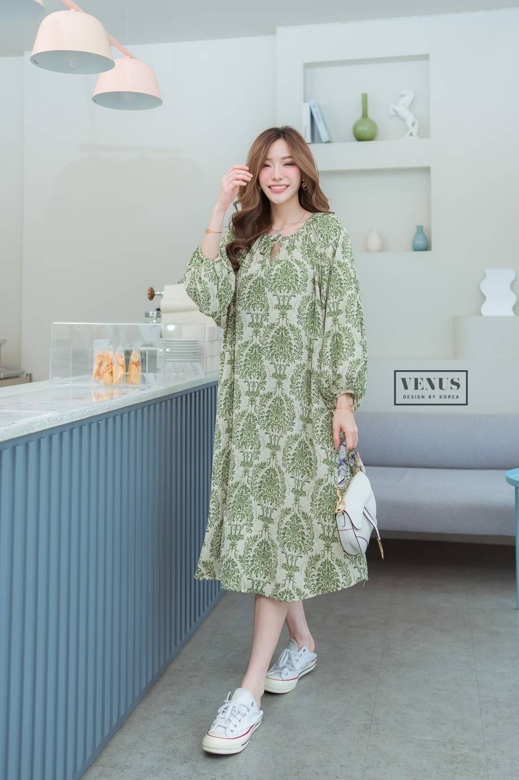 I'm Lady By Venus Flora MaxiDress แม๊กซี่เดรสแต่งแขนพอง ทรงปล่อยพิมพ์ลายดอกไม้ งานสวยน่ารักมากๆคะ ใส่สบายสุดๆคะ มาพร้อมกับสายผูกเอวเข้าชุดกันคะ แม๊ทกับรองเท้าผ้าใบก็น่ารักคะ