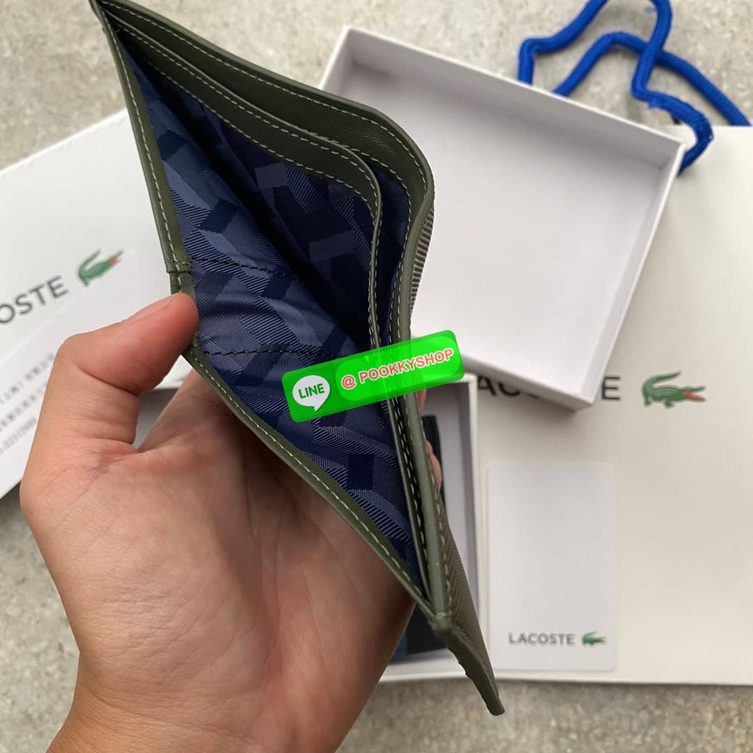 ลาคอส SHORT WALLET กระเป๋าสตางค์แบบพับ2ตอนสำหรับผู้ชาย มีช่องใส่บัตรและช่องใส่ธนบัตรแยกเป็นสัดส่วน กระเป๋าสตางค์หนัง PVC คุณภาพดีตามแบบฉบับของแบรนด์ มาพร้อมกล่อง ถุงกระดาษแบรนด์แบรนด์แข็งแรงสวยมากค่ะ ไม่ว่าจะใช้เองหรือเป็นของขวัญก็สุดคุ้มและน่าใช้ ห้ามพ