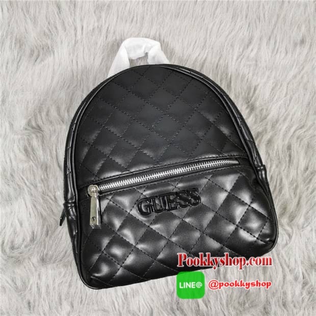 GUESS ELLIANA MINI BACKPACK BAG กระเป๋าสะพายเป้ วัสดุ Saffiano PU คุณภาพดี นิ่ม น้ำหนักเบา ด้านหน้าประดับด้วยโลโก้แบรนด์สวยโดดเด่น มีช่องสำหรับใส่ของด้านหน้า1ช่องใช้งาน ช่องหลักเปิดปิดกระเป๋าด้วยซิปสะดวกใช้ ด้านในโล่งกว้างมีช่องซิปและช่องเล็กสำหรับใส่ของ