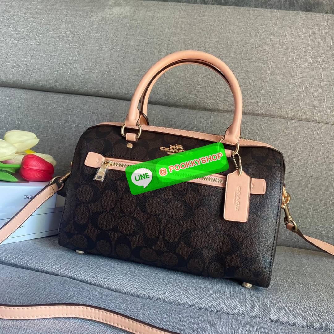 COACH ROWAN SATCHEL IN SIGNATURE CANVAS (COACH F83607) เป็นอีกรุ่นมาแรงสุดๆ ร้อนแรงไม่เบา โดดเด่นอย่างลงตัวกับรุ่นนี้ หมอน 10" รุ่นมีช่องซิปด้านหน้า สามารถแยกเก็บของสำคัญๆได้อย่างเป็นสัดส่วน สำหรับใครที่ชอบกระเป๋าที่จุของได้เยอะๆ รุ่นนี้ตอบโจทย์ได้เล