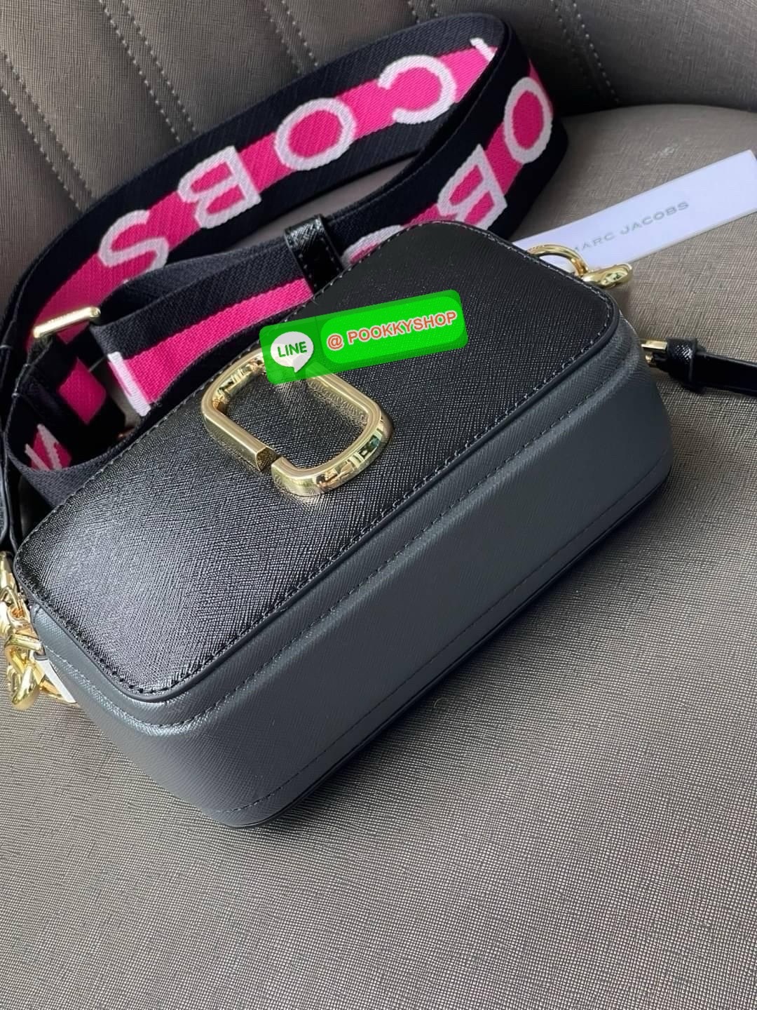 Marc Jacobs Snapshot Bag กระเป๋าแบรนด์ดังจากสัญชาติอเมริกัน นับได้ว่ารุ่นนี้เป็นรุ่นทรงฮิตของ marc jacobs เลยทีเดียว โดยด้านหน้ากระเป๋าจะเป็นโลโก้แบบโลหะที่เป็นสัญลักษณ์ของแบรนด์นี้ มาพร้อมสายสะพายที่จะสะพายยังไงก็ดูโดดเด่น เพราะขนาดใหญ่ที่สกรีนตัวอักษร m