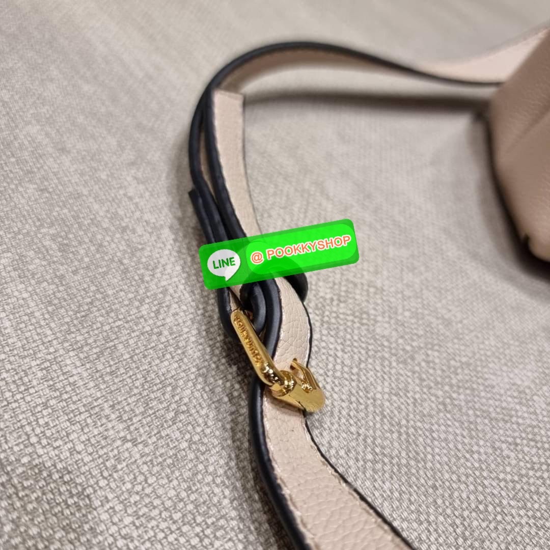 LV MADELEINE BAG ใหม่ล่าสุด อีกหนึ่งรุ่นคลาสสิคหายาก จากเคาน์เตอร์ dutyfree ที่สาวๆรอคอย กระเป๋าถือ/สะพายข้าง ดีไซน์เรียบง่าย แต่เต็มไปด้วยดีเทลความหรู วัสดุหนังวัวปั๊มลายเอกลักษณ์ เปิด‐ปิดด้วยอะไหล่กดล็อคสีทองหรู และมีพวงหนังห้อยพิเศษแถมมาให้ด้วย ภายในแบ