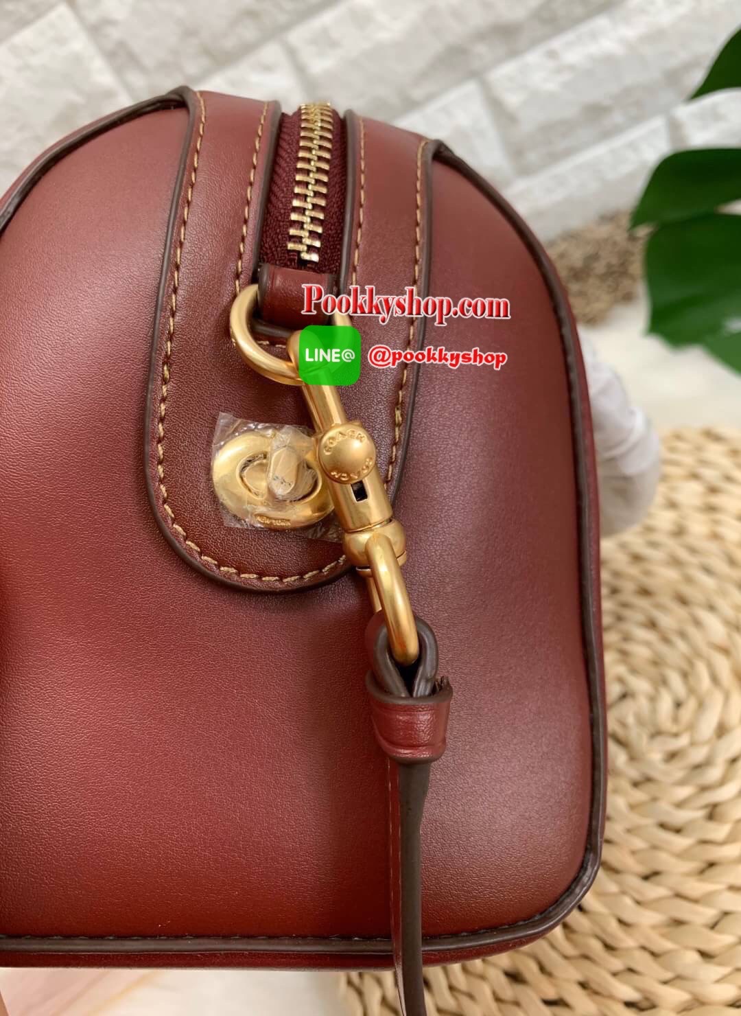 COACH IVIE BENNETT SATCHEL IN SIGNATURE JACQUARD BAG ✔️วัสดุผ้าJACQUARD +pvc ✔️ป้ายห้อยเป็นโลหะแบรนด์ ✔️เปิดปิดกระเป๋าแบบซิป ภายในใส่กระเป๋าสตางค์ใบยาวได้ ของอื่นๆจุค่ะรุ่นนี้ ✔️สายสะพายถอดออกได้ เลื่อนปรับระดับได้นะคะ