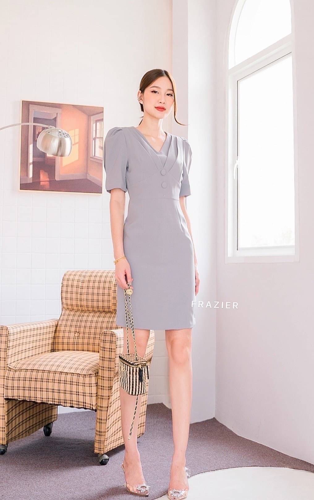 Dress คอวีจีบอก ทรงต่อเอวแต่งกระดุมเก๋ๆ ตัวนี้ทรงดีแพทเทรินสวย ทรงเป๊ะมากค่ะ ผ้าเนื้อดีการันตีผ้านิ่มใส่สบาย งานซับในทั้งตัวค่า