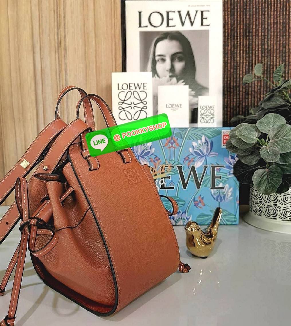 ✴️ห้ามพลาด!✴️LOEWE HANDLE & SHOULDER BAG GIFT WITH PURCHASE (GWP) กระเป๋าถือหรือสะพายหนังแท้พรีเมี่ยมกิ๊ฟ Limited จาก LOEWE PERFUME DUTYFREE รุ่น Rare items สุดๆวัสดุหนังแท้ Calfskin หนังสวยดีไซน์คงเอกลักษณ์แบรนด์ สามารถปรับใช้ได้หลายทรงด้าน