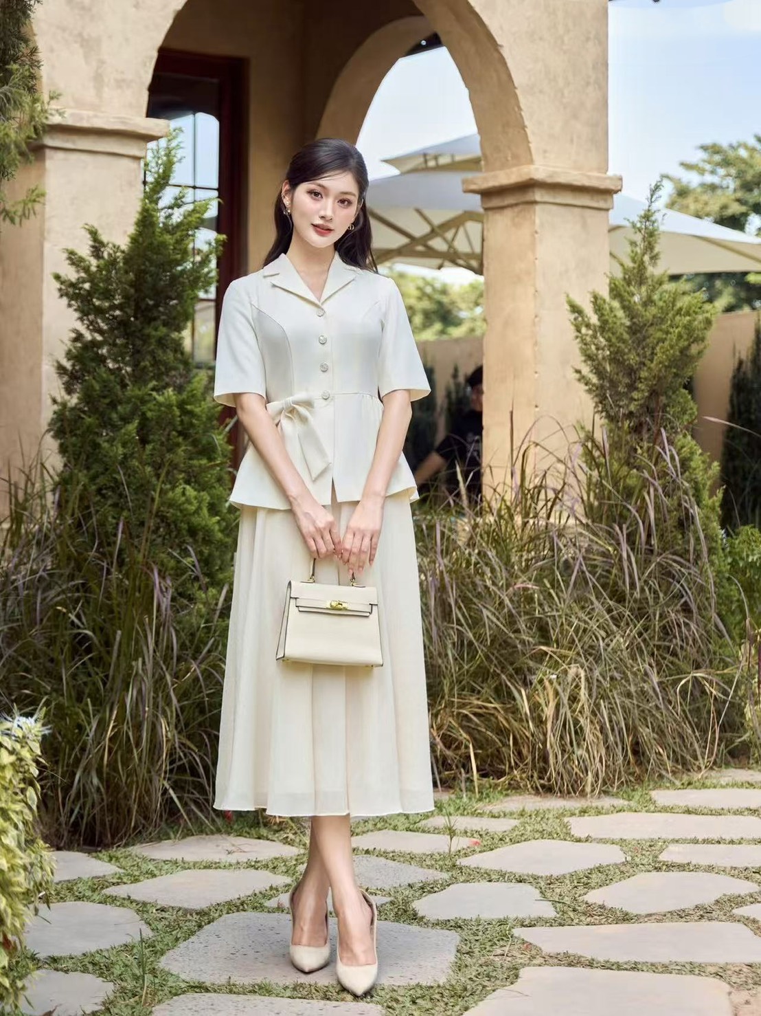 ชุดเซทแฟชั่น Set.3 ชิ้นเสื้อ+ กระโปรง+เข็มกลัด เสื้อแขนสั้นคอปกสีครีม แต่งชายปลายออก