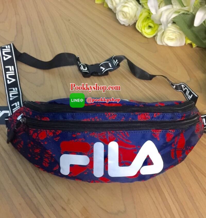 FILA Waist Bag.. รับซัมเมอร์ด้วยลวดลายเกร๋ๆ กระเป๋าคาดอกคาดเอว FILA แบรนด์ฮิตที่ไม่เคยตกเทรน มาให้สะพายกันก่อนใคร ด้วยดีไซต์ลวดลายที่แมทกันอย่างลงตัว ด้านหน้าสกรีนแบรนด์ วัสดุNYLON 100% เคลื่อบเงาอีก 1 ชั้น กันน้ำได้ในระดับหนึ่ง.. เปิดปิดด้วยซิปยาว จุของไ