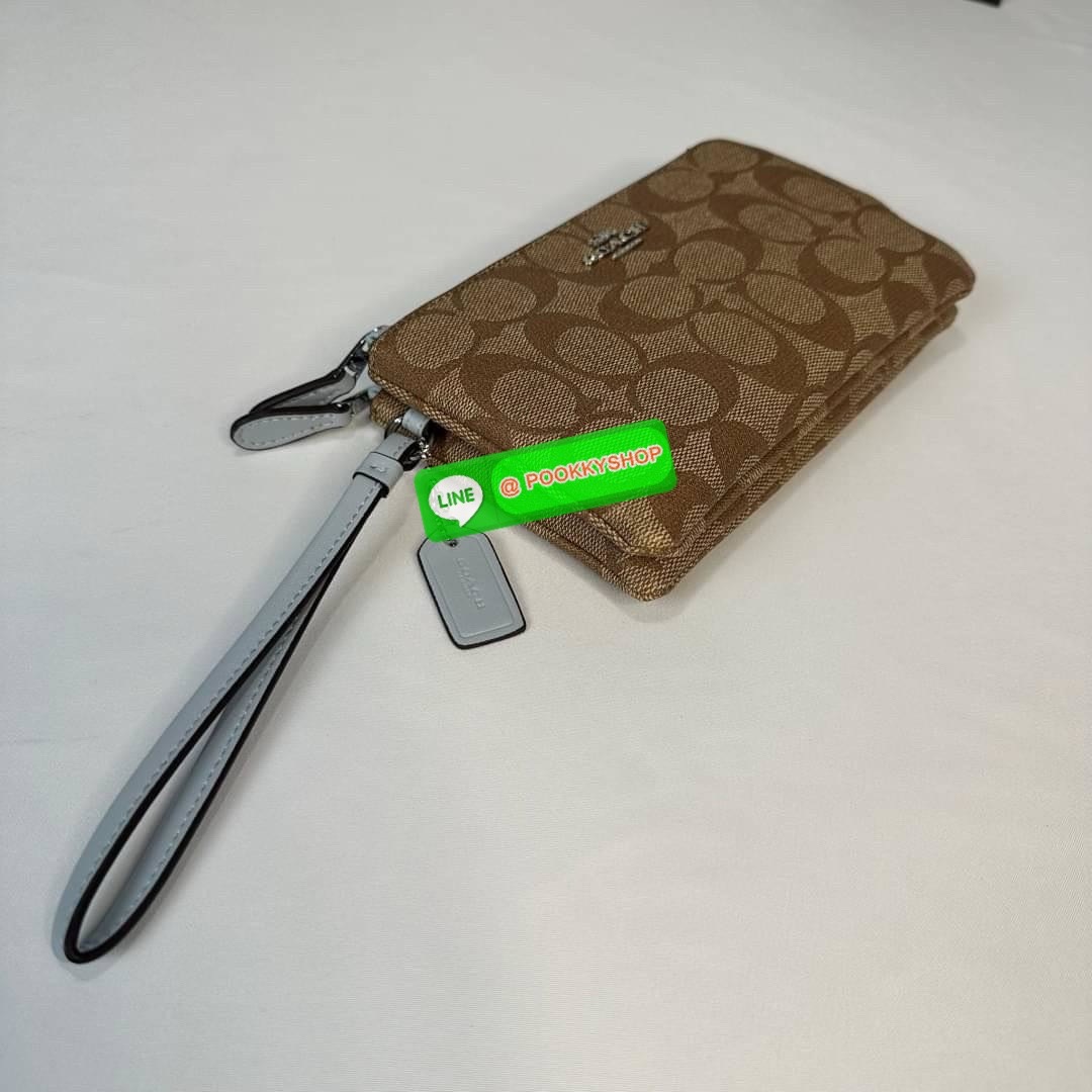 กระเป๋าคล้องมือ COACH 87591 DOUBLE CORNER ZIP WRISTLET IN SIGNATURE CANVAS (COACH 87591 ） กระเป๋าคล้องมือ2เซิปใหญ่ ลายCหนังและ ด้านในเป็นผ้า แบ่งเป็นช่องเล็กๆใส่เหรียญใส่แบงค์ใส่บัตร แล้วแต่จะใส่มีหลายช่อง ใส่โทรศัพท์ได้ทุกรุ่นพร้อมสายคล้องมือ