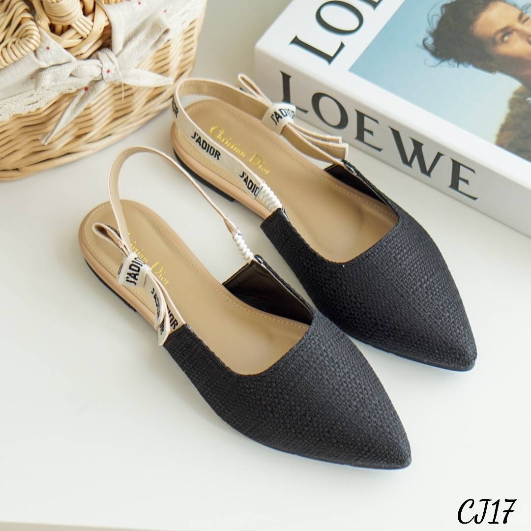 พร้อมส่ง รองเท้า D io r ตัวใหม่ ทรงสวมปิดหัวส้นแบน สายรัดส้นเป็นริบบิ้น งานปักโลโก้ วัสดุทำจากผ้ากระสอบซับหนังนิ่มด้านใน งานสวยมากค่ะ น่ารัก สุดๆ สีสวย พื้นปั้มแบรนด์