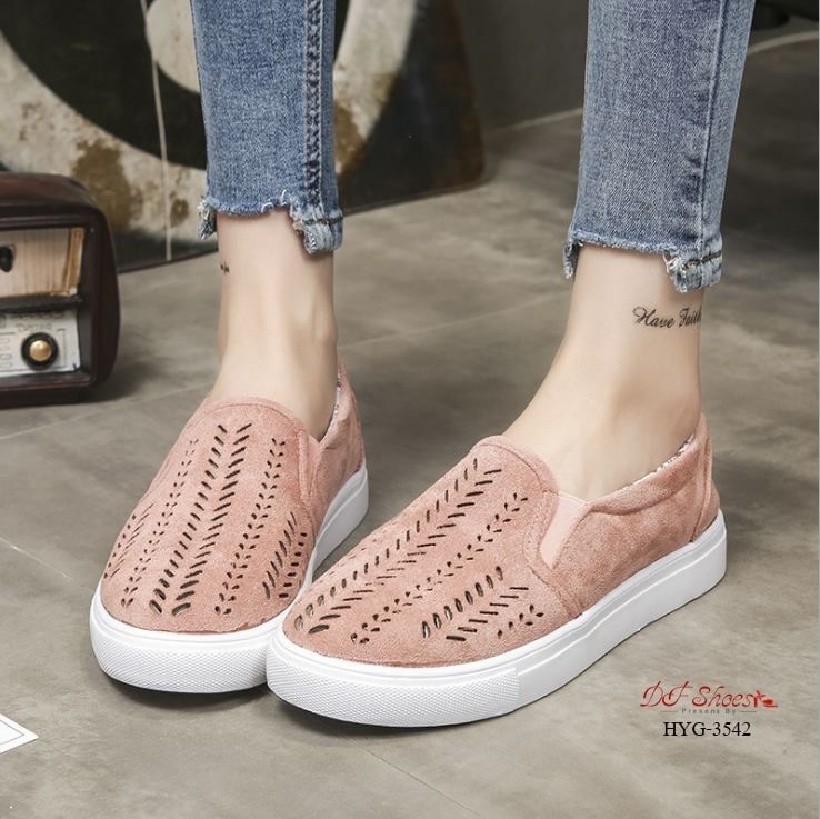 สินค้าพร้อมส่ง รองเท้าลำลองนำเข้า วัสดุผ้าสักหลาดฉลุ ระบายอากาศดี ด้านในซับในด้วยผ้า พื้น PU กระชับเท้าค่ะ