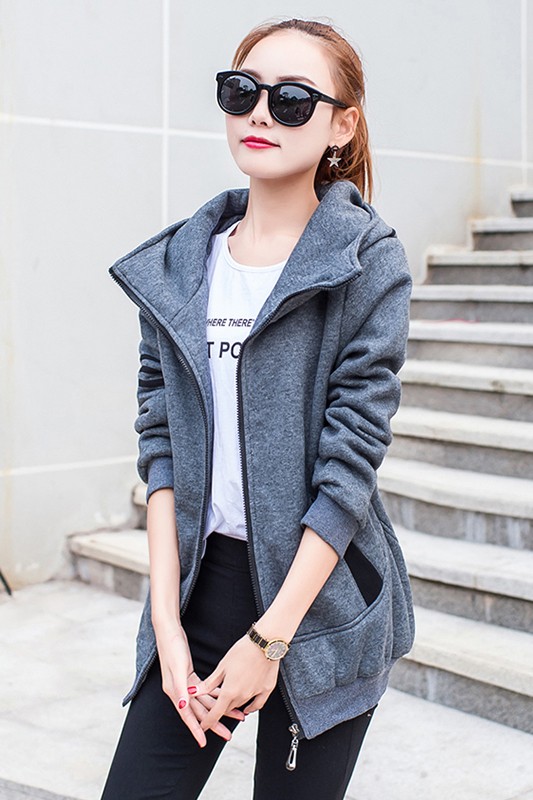 เสื้อกันหนาวแฟชั่นนำเข้า : เสื้อกันหนาว พร้อมส่ง สีเทา แต่งตัดด้วยลายเส้นสีดำสุดเท่ห์ ใส่กันหนาวได้สบายเลยค่ะ งานสวยเหมือนแบบแน่นอนค่ะ ด้านในบุด้วยผ้าขนสัตว์ มีกระเป๋าใช้งานได้ แบบซิบรูด มีฮูทเท่ห์สุดๆ มีซับใน