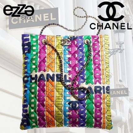 CHANEL FLAP BAG PRINT FABRIC & GOLD TONE METAL ss22 งานสวยชนช็อป ว๊าววววสุดๆ กับกระเป๋าผ้าแต่งอะไหล่ทองปั้มlogo ทุกจุด ลายlogo multicolors งานสวยมากไฮเอ็นสุดๆ จุของได้เยอะมาก มีซิบด้านใน ห้ามพลาดเลยน้าสาวๆ Must have!!!! มันเป๊ะทุกจุดจริงๆ