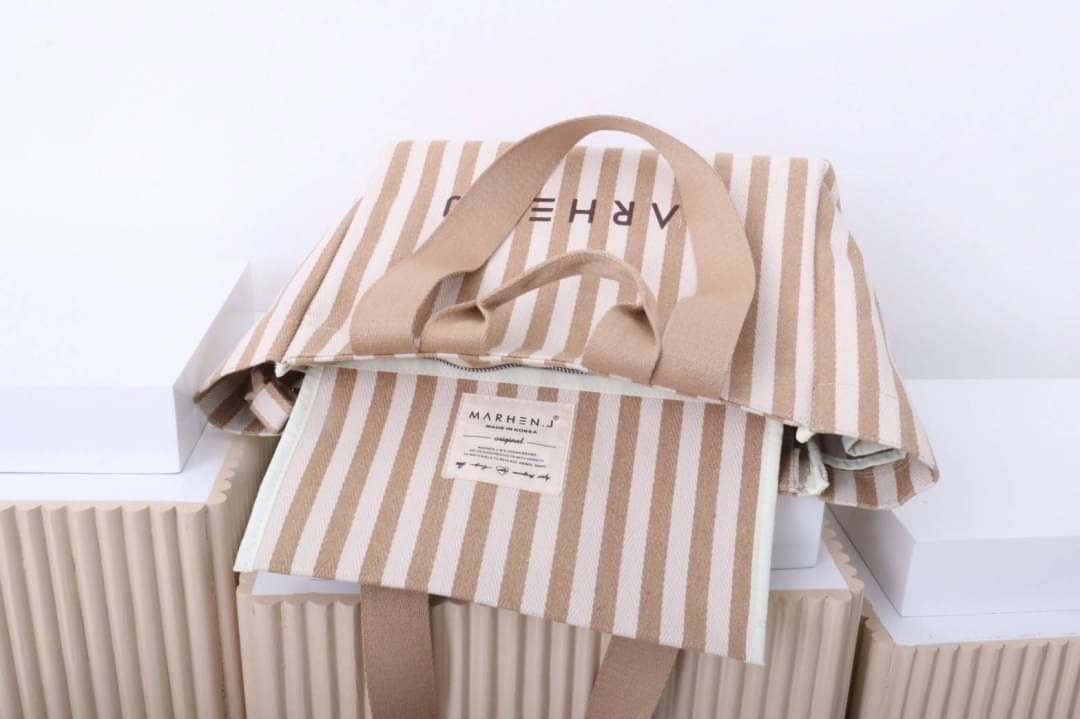 มาอีกรอบละจร้าาา 💥MJ ตัวใหม่ล่าสุด บอกเลยของมันต้องมี ใบใหญ่จุใจใส่ของได้จุกๆ ดีไซน์แบบ shopping bag ถือได้หิ้วได้ น่าร๊ากๆๆๆ เนื้อผ้าวัสดุอย่างดีและหนา มาตามคำเรียกร้อง...