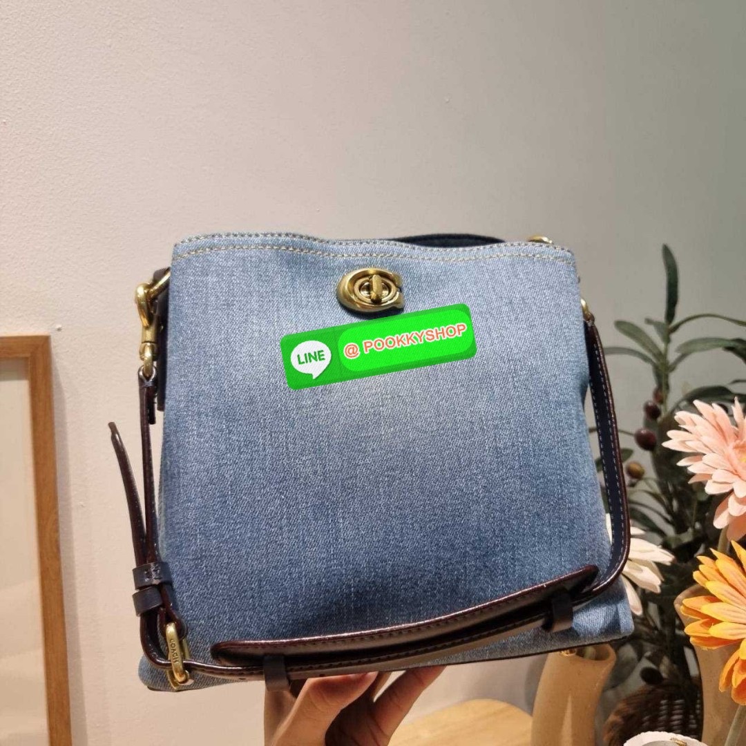 COACH CS241 WILLOW BUCKET BAG 🔆 Details ไอเท็มขายดี the best seller ที่สวยแบบมองไม่เลิก!! สวยแบบทำถึง!! กระเป๋าสะพายไหล่ทรงสวย ดีไซน์คลาสสิควินเทจ สีเดนิมดูโดดเด่น เปิดปิดด้วยตัวบิดล็อค และอีกฝั่งเป็นกระดุมแม่เหล็ก