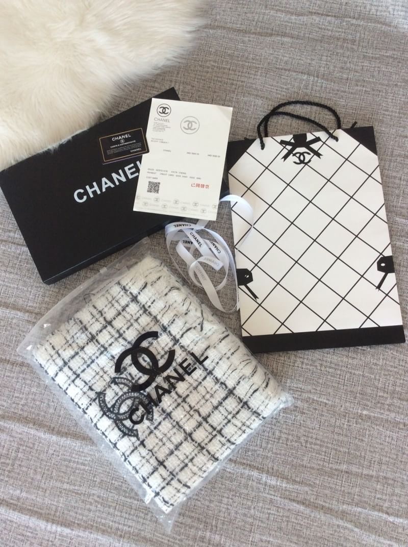 ราคานี้หาซื้อที่ไหนไม่ได้แล้ว พลาดแล้วจะเสียใจพูดเลยยคร้าา!! ของถูกและดีมีที่ร้านนี้จริงๆค่ะ Brand: CHANEL New ARRIVAL ผ้าคลุมไหล่ ผ้าพันคอ CHANEL คอเลคชั่นใหม่ปี 2018 ผ้า wool เนื้อดี เนื้อหนา นุ่ม ทอลาย ปักรูปสัญลักษณ์แบรนด์ ลายคมชัดค่ะ หนาวนี้ห้ามพลาดน