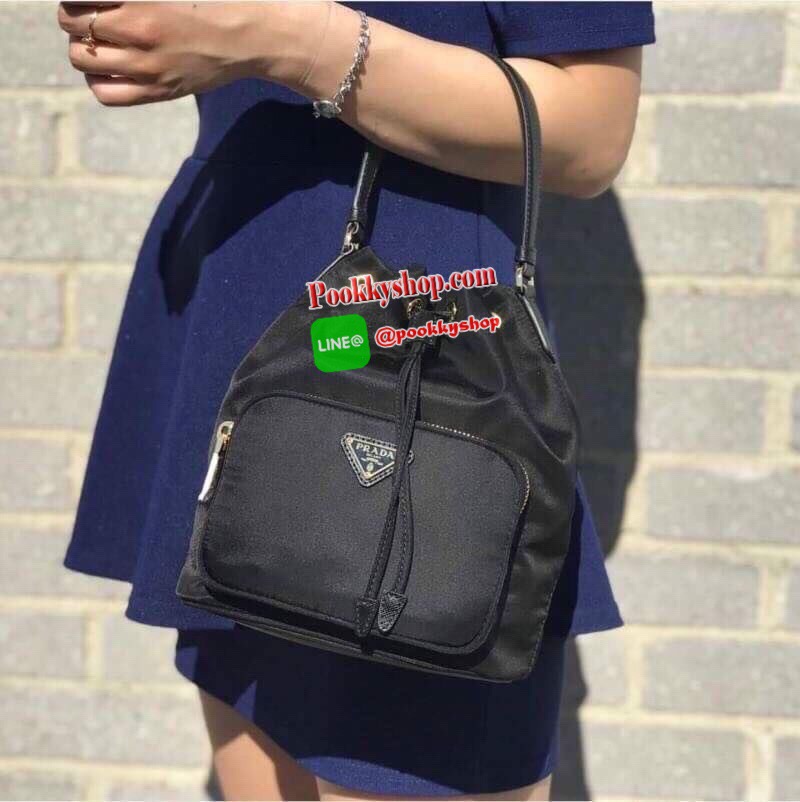 PRADA MINI nylon crossbody bag ARRIVAL รุ่นขายดี ตัวกระเป๋าอะไหล่สีทอง ไซส์มินิ ขนาดกะทัดรัด สามารถใส่ I phone+ ได้ หรือของจุกจิกได้เยอะ เนื้อหนาซับในอย่างดี มาพร้อมสายคล้องมือ + สายสะพายยาวปรับได้ แบบระดับที่สุดแห่งความสวยหรู กับราคาสุดคุ้มที่สาวๆชื่นชอบ