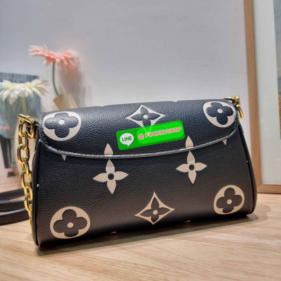 New in กระเป๋าสะพายคอลใหม่ล่าสุด สวยหรู ดูแพง ดีไซน์รูปทรงออกมาให้ใช้งานได้ง่าย เปิด-ปิดด้วยอะไหล่แม่เหล็ก ภายในโล่งกว้าง ใส่ของสำคัญได้ครบ มาพร้อมสายสะพายถึง 2 แบบ สายโซ่สะพายไหล่อัพความหรู และสายหนังที่ปรับยาวสั้นได้ สะพายข้างชิลๆก็ดูดี จัดให้พร้อมเสิร์