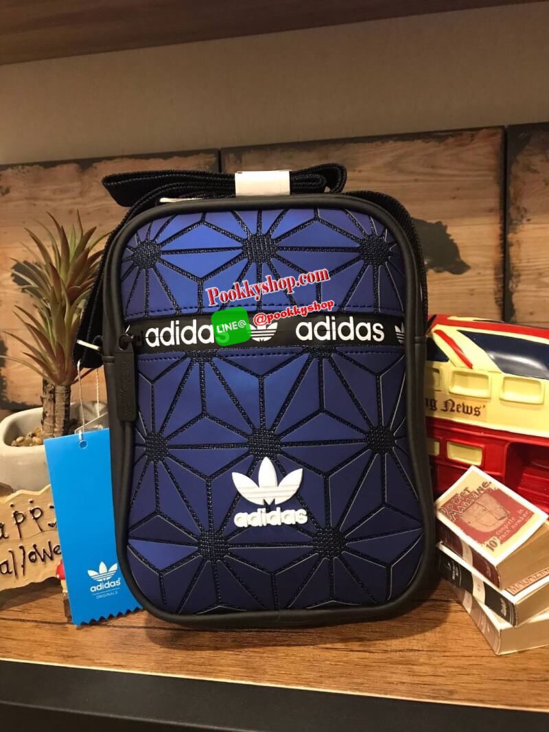 Adidas 3d airliner crossbody bag กระเป๋าสะพายในแนวตั้งเพิ่มลุคช์ให้คุณดูดี เปิดปิดด้วยซิปปั้มโลโก้แบรนด์ ภายในช่องใหญ่มีช่องซิป1ช่องแยกเป็นสัดส่วน สามารถสะพายเป็นสายคู่หรือสายเดี่ยวได้ ด้านหน้าและด้านหลังเพิ่ม1ช่องใส่ของจุกจิก สายซิปrubber กันน้ำซึมผ่านได