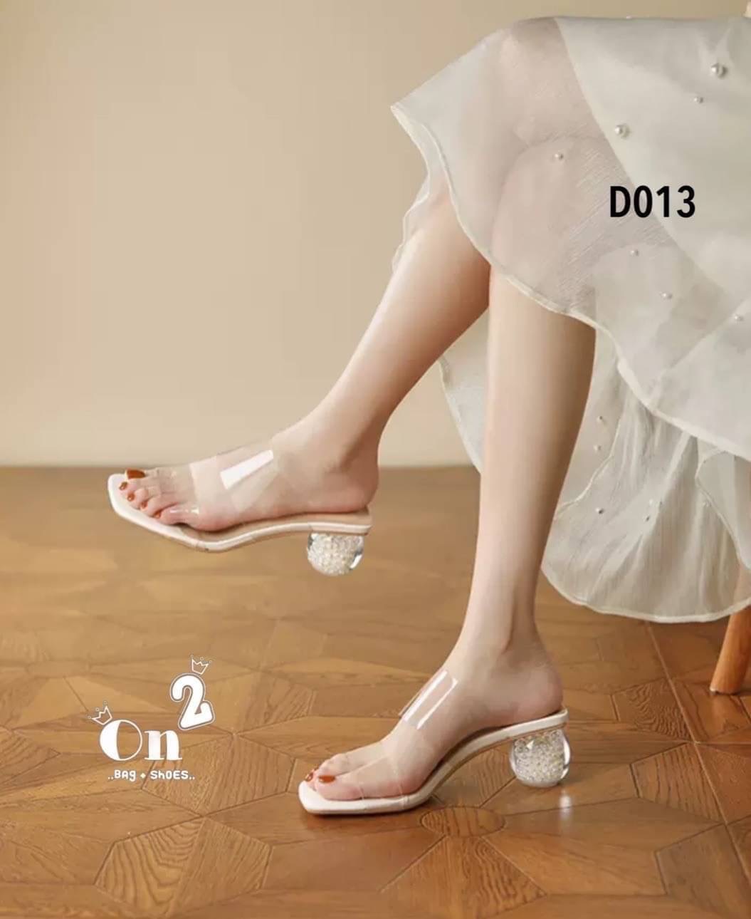รองเท้าส้นสูงส้นแก้วกลมด้านในประดับมุก ด้านหน้าสวมpvc ใสคาดคู่ งานนิ่มใส่สบายไม่บาดเท้าค่ะ ทรงสวยดูดีใส่เข้ากับชุดได้ง่ายมี2สีให้เลือกค่ะ