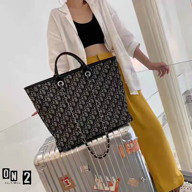 กระเป๋าชอปปิ้งปากซิปแบรนด์ dior วัสดุตัวกระเป๋าทำจากผ้าลาย dior สายสั้นเป็นหูจับทำจากหนังผสมสีดำ สายยาวเป็นสายโซ่ร้อยหนังสะพายชึ้นไหล่ได้ กระเป๋าเป็นปากซิป