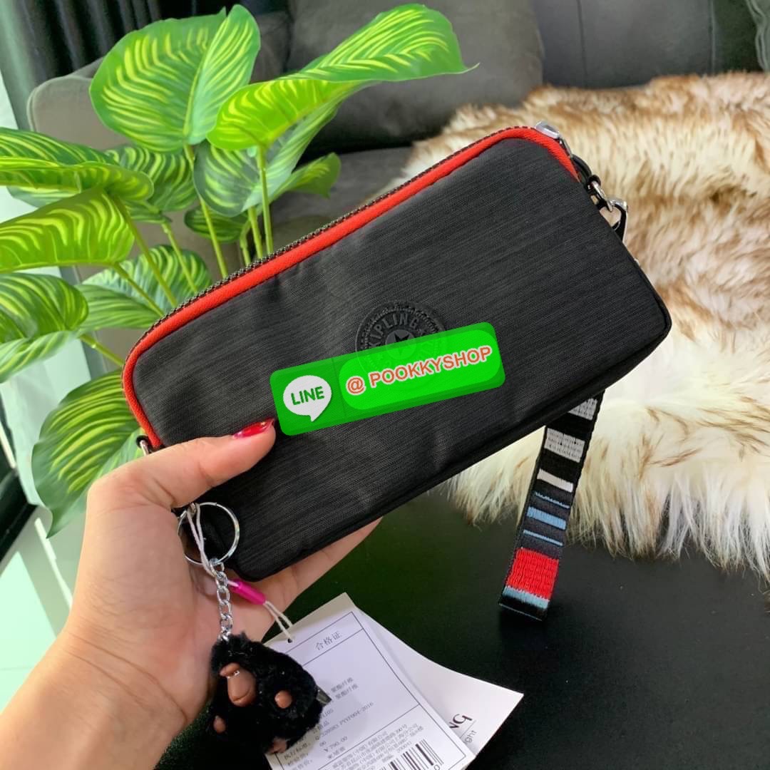 KIPLING 3 Monkey program Seoul up clutch & sling bag กระเป๋าคล้องมือ หรือ สะพายข้าง ขนาดเล็ก วัสดุ Nylon & Polyester 100% ใช้งานได้ 2 รูปแบบ มีสายสลับเปลี่ยนได้ทั้งแบบคล้องมือหรือสะพายข้าง เปิด-ปิดด้วยซิป ช่องหลักโล่ง มีช่องใส่บัตรด้านข้าง 6 ช่อง และช่องด
