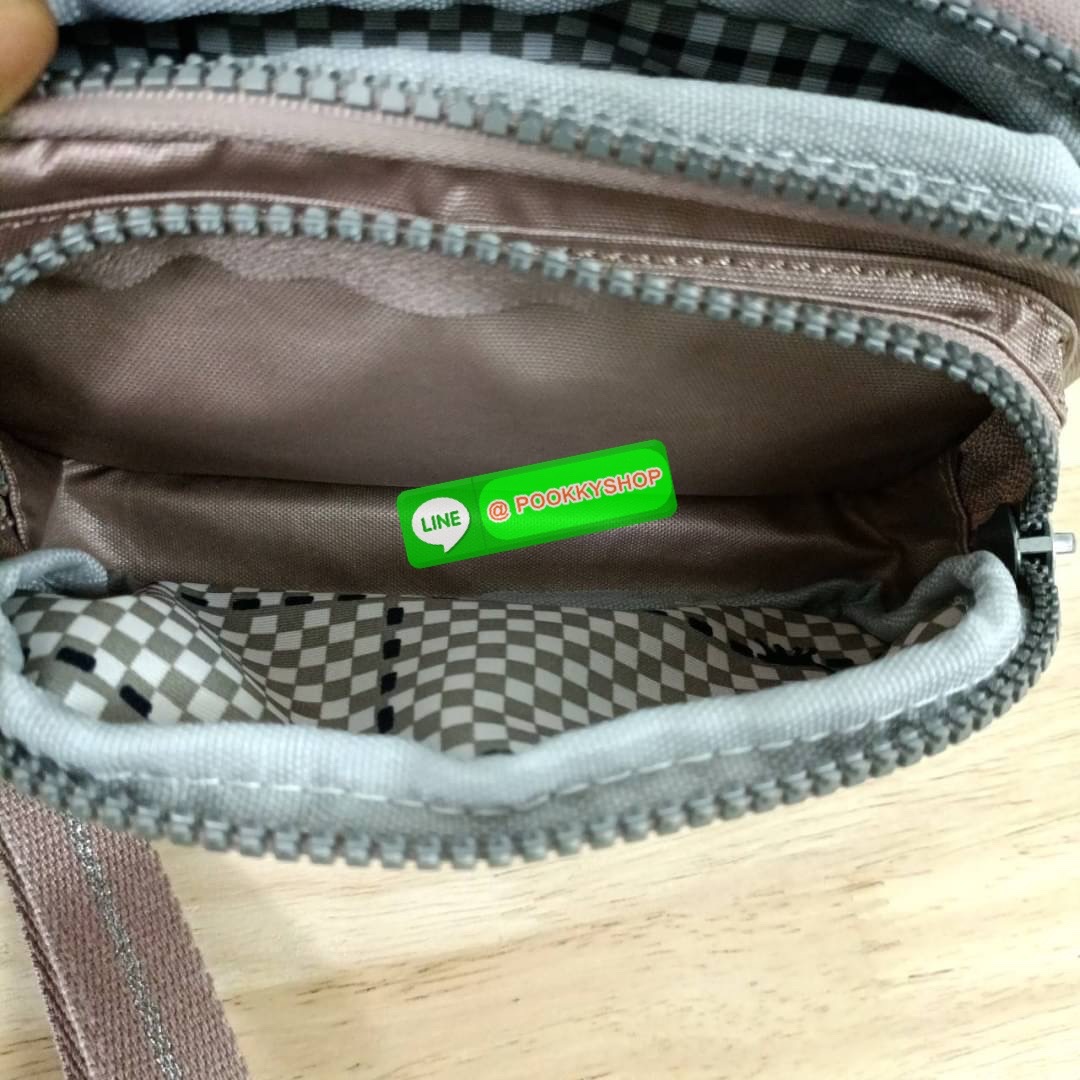 KIPLING Monkey program Seoul up clutch & sling bag รุ่น 2 ซิป (ขนาด 7 นิ้ว) กระเป๋าคล้องมือ หรือ สะพายข้าง ขนาดเล็ก วัสดุ Nylon & Polyester 100% ใช้งานได้ 2 รูปแบบ มีสายสลับเปลี่ยนได้ทั้งแบบคล้องมือ และ สะพายข้าง ตามโอกาสการใช้งาน