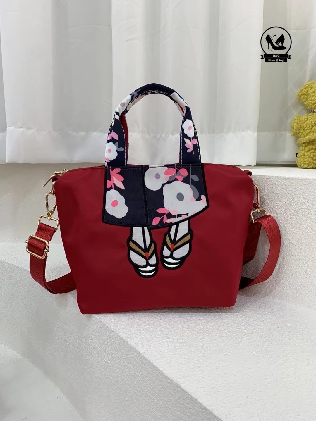 กระเป๋าทรงชอปปิ้ง shoping bag แบรนด์ mis zapatos วัสดุตัวกระเป๋าทำจากผ้ากันน้ำอย่างดี อะหลั่ยสีทอง water proof ด้านหน้าลายน่ารักมากๆ ด้านหลังมีช่องซิป มาพร้อมสายยาว ทำจากผ้ากันน้ำตัวเดียวกับกระเป๋า สามารถปรับระดับได้