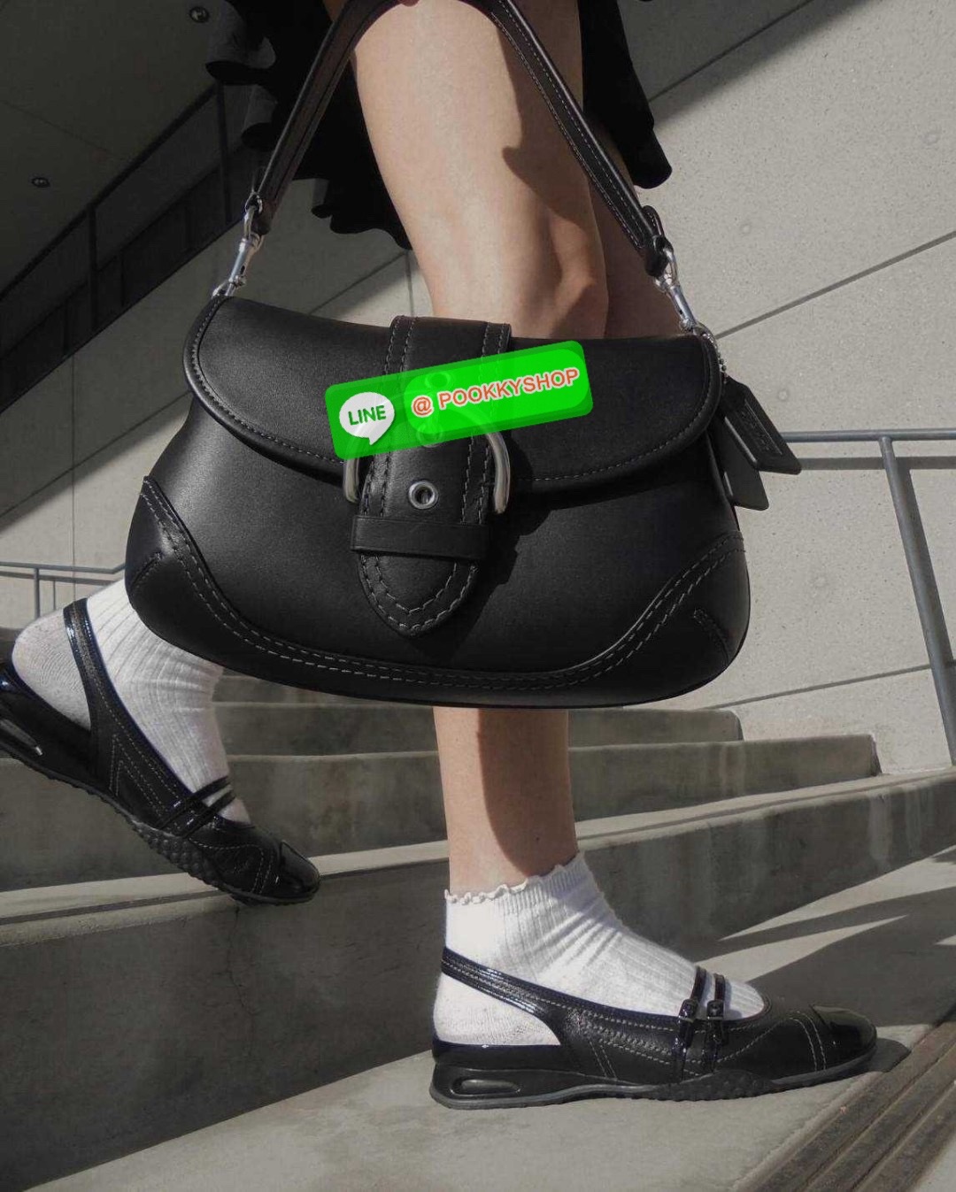 COACH CR737 SOHO BAG IN REPURPOSED DENIM 🔅 Details เลิกสวยแซ่บกี่โมงคะคุณน้า! ไอเท็มให้พาใจสั่นมาอีกแล้ว! กับกระเป๋าสะพายไหล่สไตล์วินเทจ ที่ยังคงแมสและฮอตมาก ด้วยรูปทรงที่ใช้งานง่าย ไม่เกะกะ แต่มีความเรียบหรูในตัว กระเป๋าปิดด้วยกระดุมแม่เหล็ก ภายใ