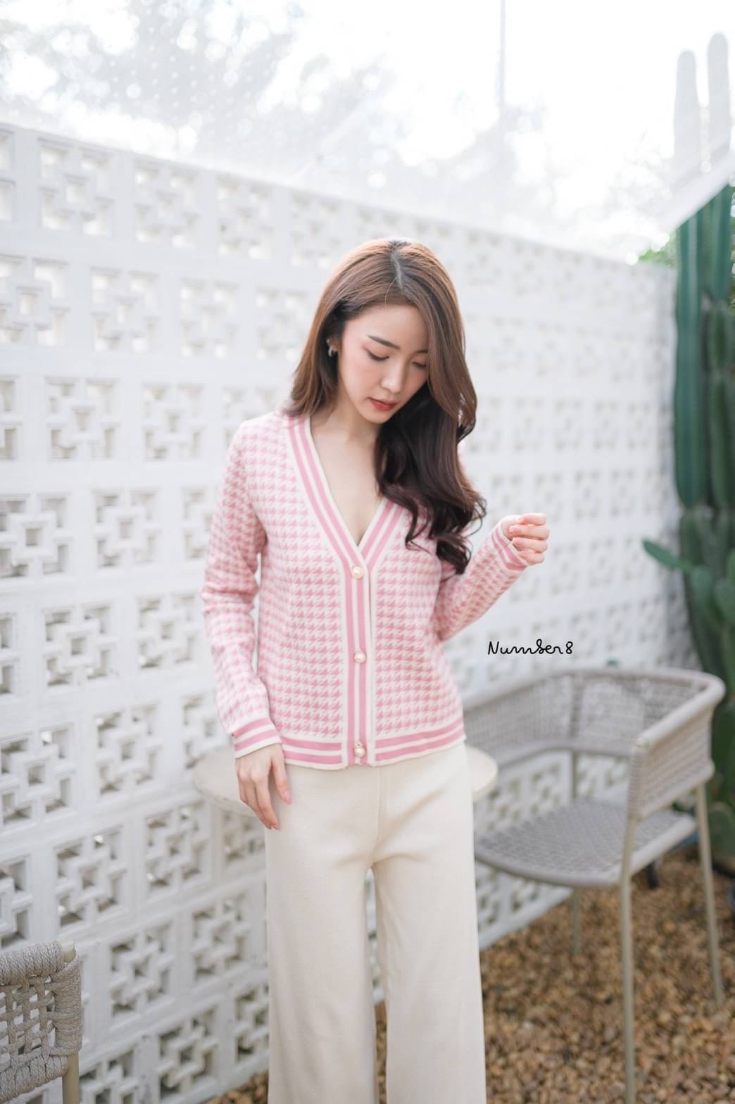 Korea Scott Knitting Set Detail : น่ารักมากค่ะ ชุดเชทเสื้อคาดิแกน ทอลายชิโนริ แต่งกระดุมมุก ขอบอกว่าเสื้อทรงดีย์มากเว่อร์ จับคู่มากับกางเกงขายาวทรงกระบอก เนื้อผ้าknitt ที่เอวสม็อค ปลายขาทอลายชิโนริ สีสวยแมทชิ่งลงตัวสุดๆ ใส่ได้บ่อยๆเลยค่ะ เพราะใส่สบายม๊ากก