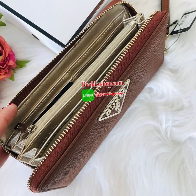 GUESS WOMEN'S LONG WALLET กระเป๋าสตางค์ใบยาวซิปรอบ วัสดุ PU คุณภาพดี นิ่ม น้ำหนักเบา ด้านหน้าประดับด้วยโลโก้แบรนด์สุดหรู ด้านในมีช่องเสียบการ์ด/บัตร/ธนบัตรและช่องซิปสำหรับใส่เหรียญ ด้านหลังมี1ช่องซิปใช้งาน มาพร้อมสายคล้องมือถือเป็นทรงคลัชท์ก็ได้ ราคา