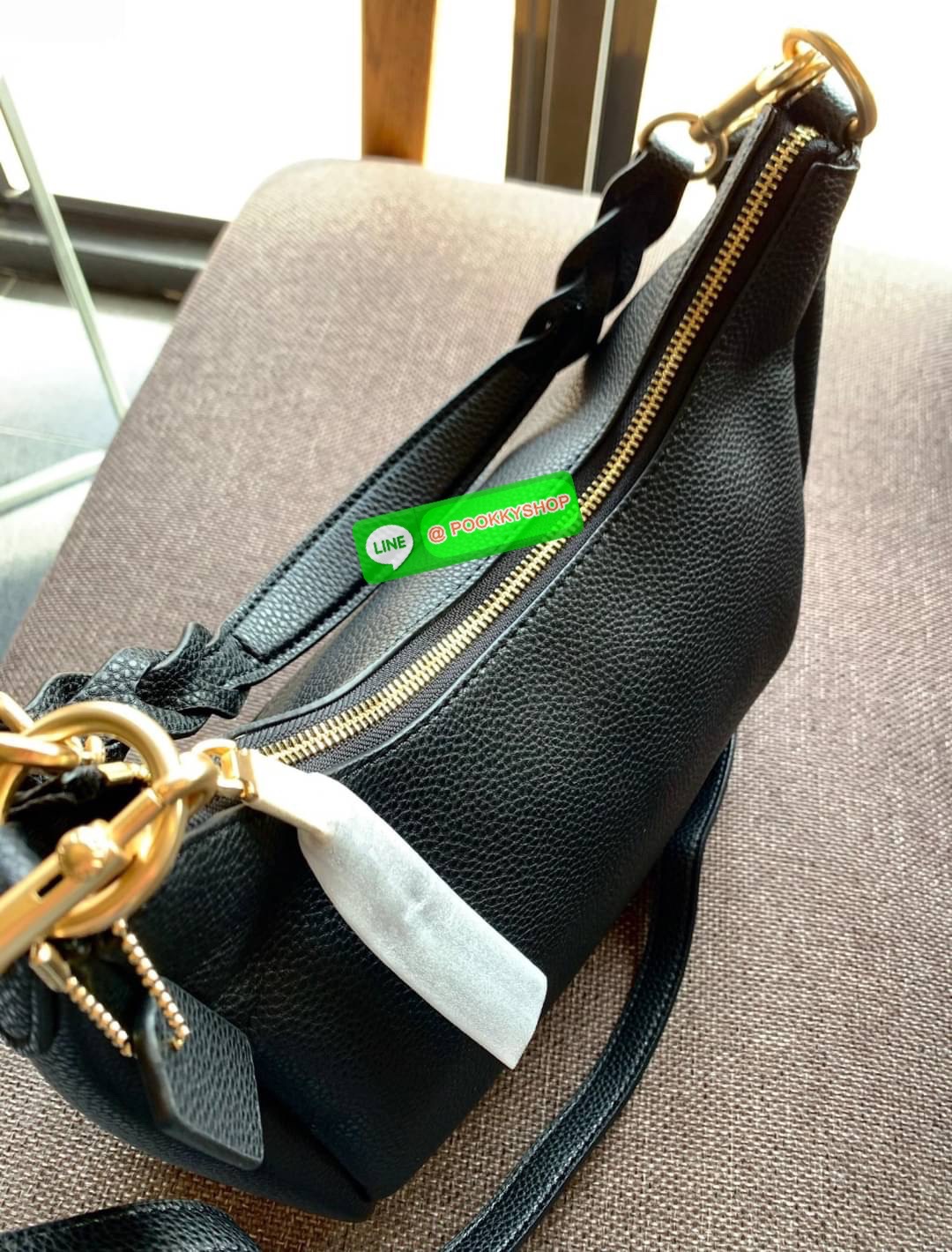 COACH JULES HOBO BAG ((C9189//9190)) 🌍พร้อมส่งที่ไทย! ต้องบอกก่อนว่าหนังรุ่นนี้อย่างดี นิ่มมากๆ สัมผัสแล้วรู้สึกละมุน กับกระเป๋าใบใหญ่ ทรงสวย เปิดปิดกระเป๋าแบบซิปมีหนังห้อยเพิ่มความเก๋ตรงหัวซิปค่ะ ภายในกระเป๋ากว้างมาก ใส่สัมภาระได้ครบครัน หายห่วงเ