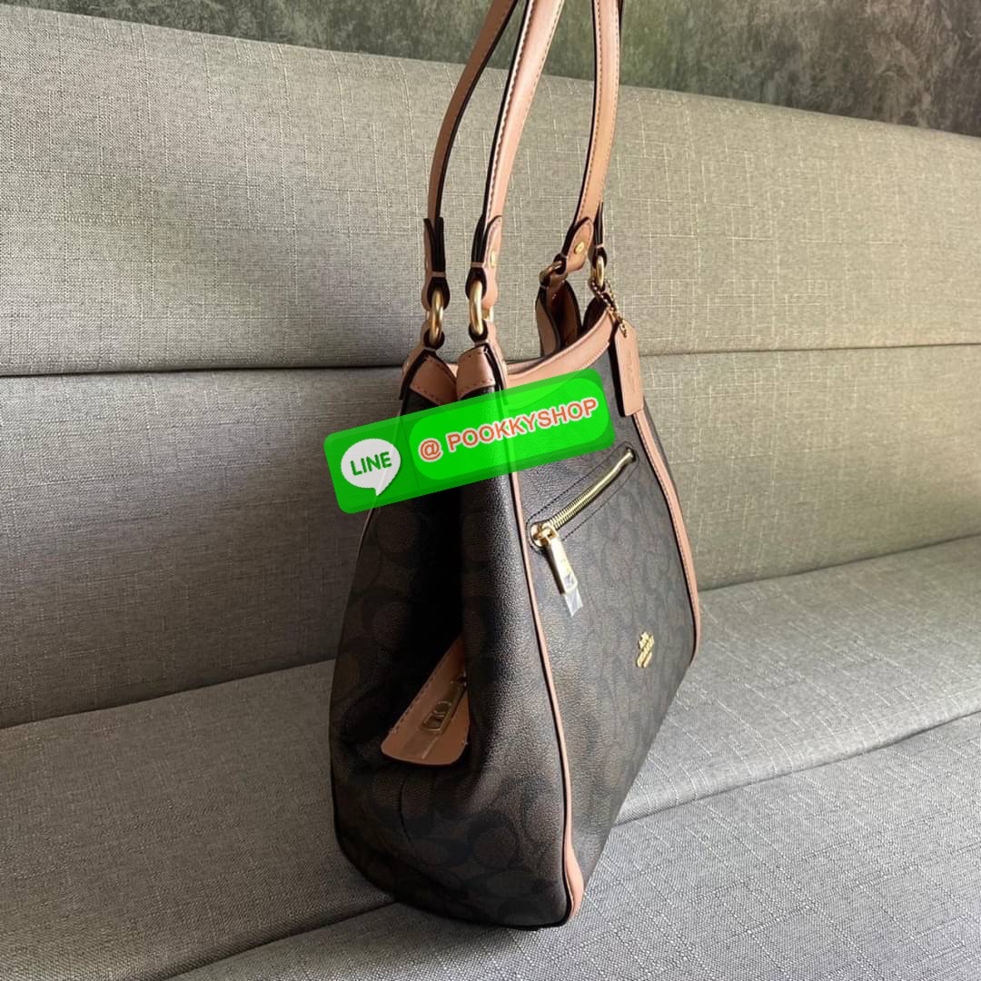 COACH C6232 KRISTY SHOULDER BAG IN SIGNATURE CANVAS (COACH C6232) สุดคุ้ม สาวๆสายช้อป ห้ามพลาด กระเป๋าสะพายไหล่ ใบใหญ่จุของได้เยอะ สายช้อปใช้งานเกินคุ้ม วัสดุหนังแคนวาส ภายในช่องกว้าง แบ่งสัดส่วน ด้านหน้ามีช่องซิป เปิด ปิด ด้วยกระดุมแม่เหล็กมีช่องซิปตรงกล