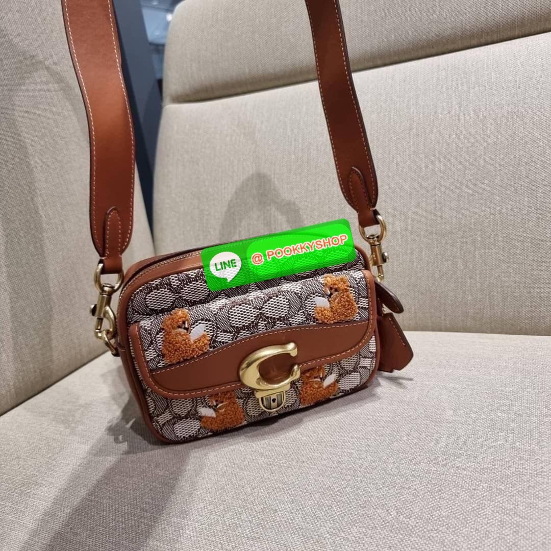 COACH C7764 STUDIO CAMERA BAG 19 IN SIGNATURE TEXTILE JACQUARD WITH CREATURES น้องเล็กใหม่สุดอีกหนึ่ง!! ขนาดเล็กกะทัดรัด มาแบบเลิศๆหรูๆมากแม่ พร้อมเทกเจอร์สุดคิ้วท์!! กระเป๋าสะพายข้างลุคไฮน์ ที่ดีไซน์ออกมาได้ปัง และดูแพงมากๆ ด้วยดีเทลคลาสสิคผสานความเป็นเอ
