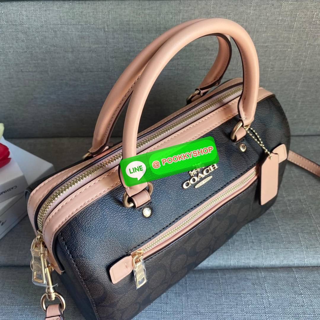 COACH ROWAN SATCHEL IN SIGNATURE CANVAS (COACH F83607) เป็นอีกรุ่นมาแรงสุดๆ ร้อนแรงไม่เบา โดดเด่นอย่างลงตัวกับรุ่นนี้ หมอน 10" รุ่นมีช่องซิปด้านหน้า สามารถแยกเก็บของสำคัญๆได้อย่างเป็นสัดส่วน สำหรับใครที่ชอบกระเป๋าที่จุของได้เยอะๆ รุ่นนี้ตอบโจทย์ได้เล