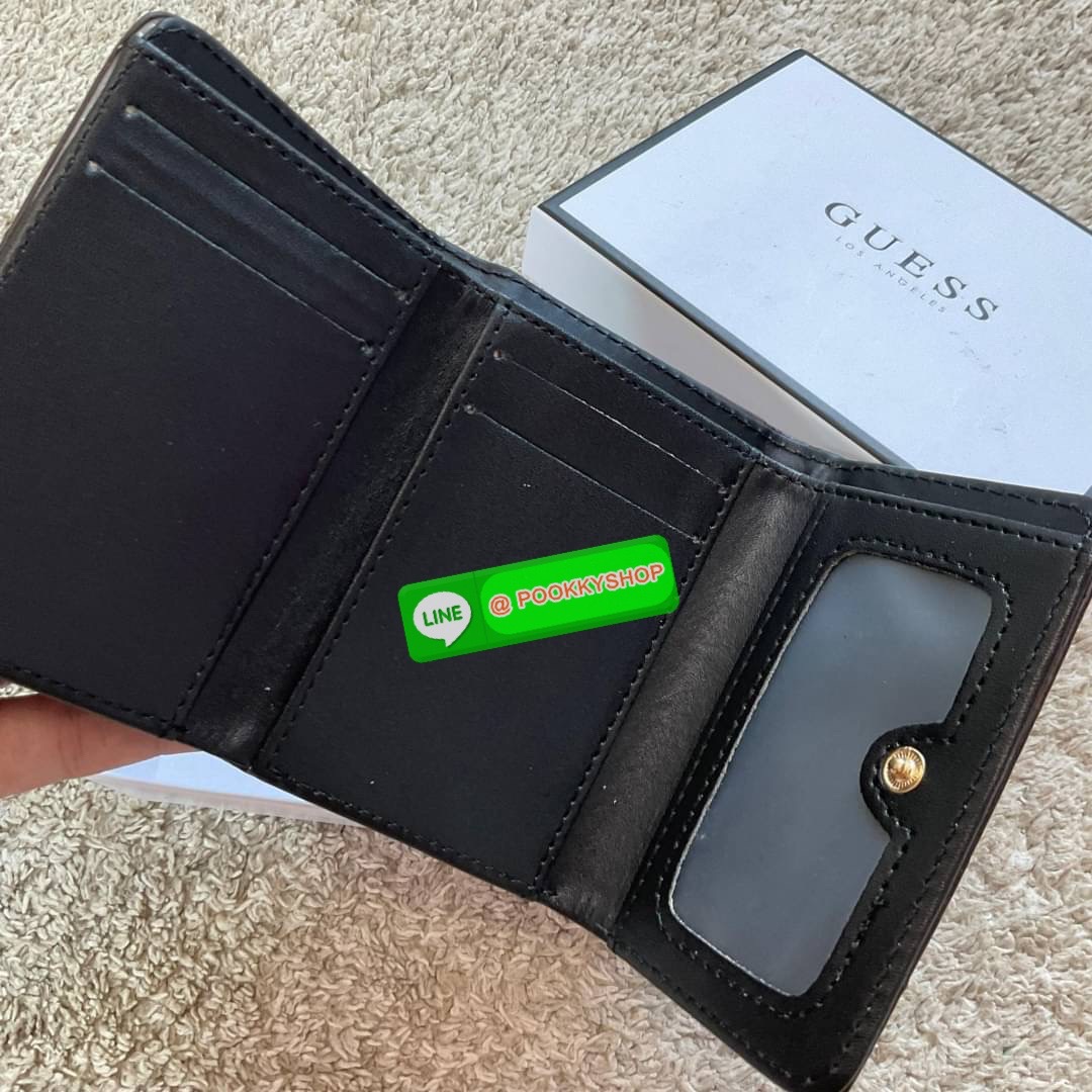 รุ่นใหม่ล่าสุด! GUESS SHORT WALLET กระเป๋าสตางค์ใบสั้นสองตอน วัสดุตัวหนังลายสวยหรูพิมพ์ลายทั้งใบ เปิดปิดด้วยกระดุม ด้านในบุผ้าปั้มแบรนด์มีช่องใส่รูป และใส่บัตรได้อีกหลายช่อง มาพร้อมช่องใส่ธนบัตรหนึ่งช่อง สวยคุ้ม สไตล์มินิ สำหรับคนไม่ชอบพกเงินเยอะ แนะนำใบน